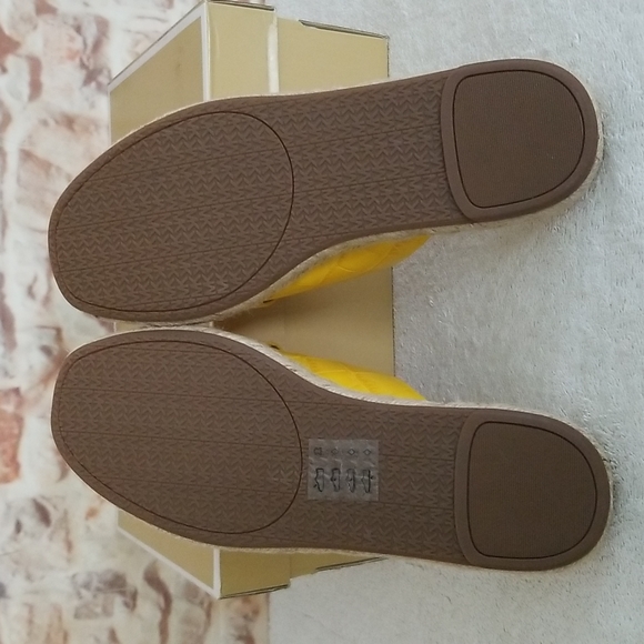 New Michael Kors Linden Croc-Embossed Sandals - Picture 6 of 13